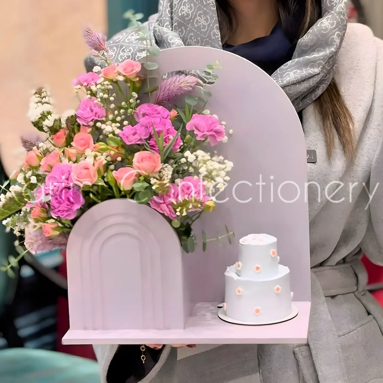 باکس گل طبیعی با میکرو کیک ۲ طبقه